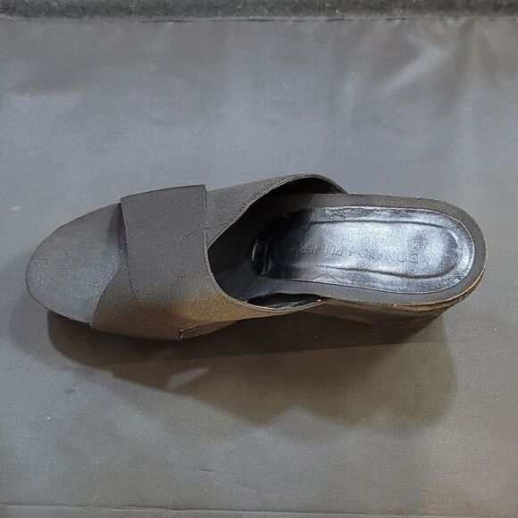 DONALD J PLINER CRISS-CROS STRAP ROUND OPEN TOE SANDAL - Picture 13 of 15